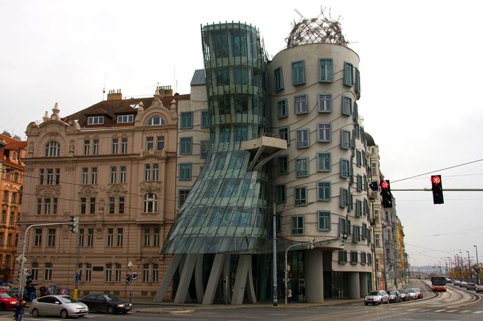 Фрэнк Гери (Frank Gehry): Dancing House "Fred and Ginger"(«Танцующий дом» - «Джинжер и Фрэд» в Праге), Prague, Czech Republic, 1995